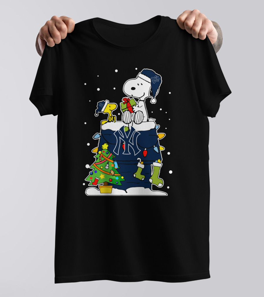 New York Yankees Snoopy Christmas Tree Peanuts T-Shirt