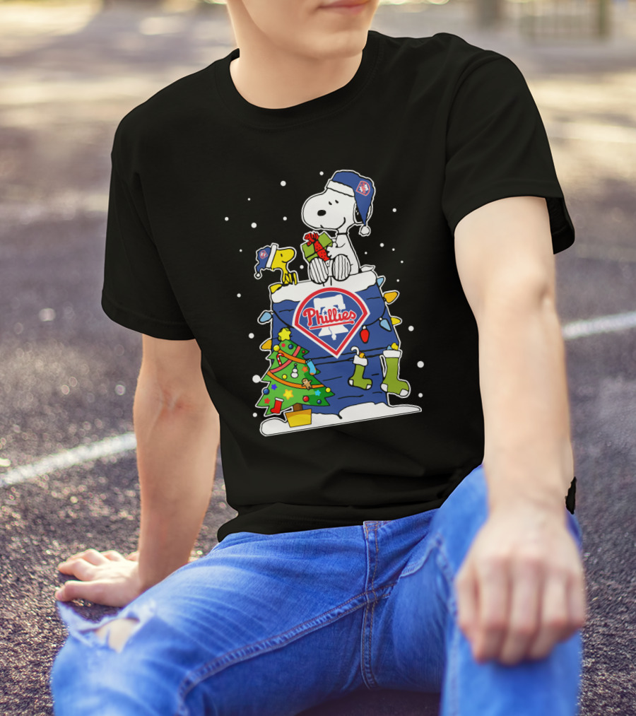 Snoopy And Woodstock With Philadelphia Phillies Christmas Present T-Shirt