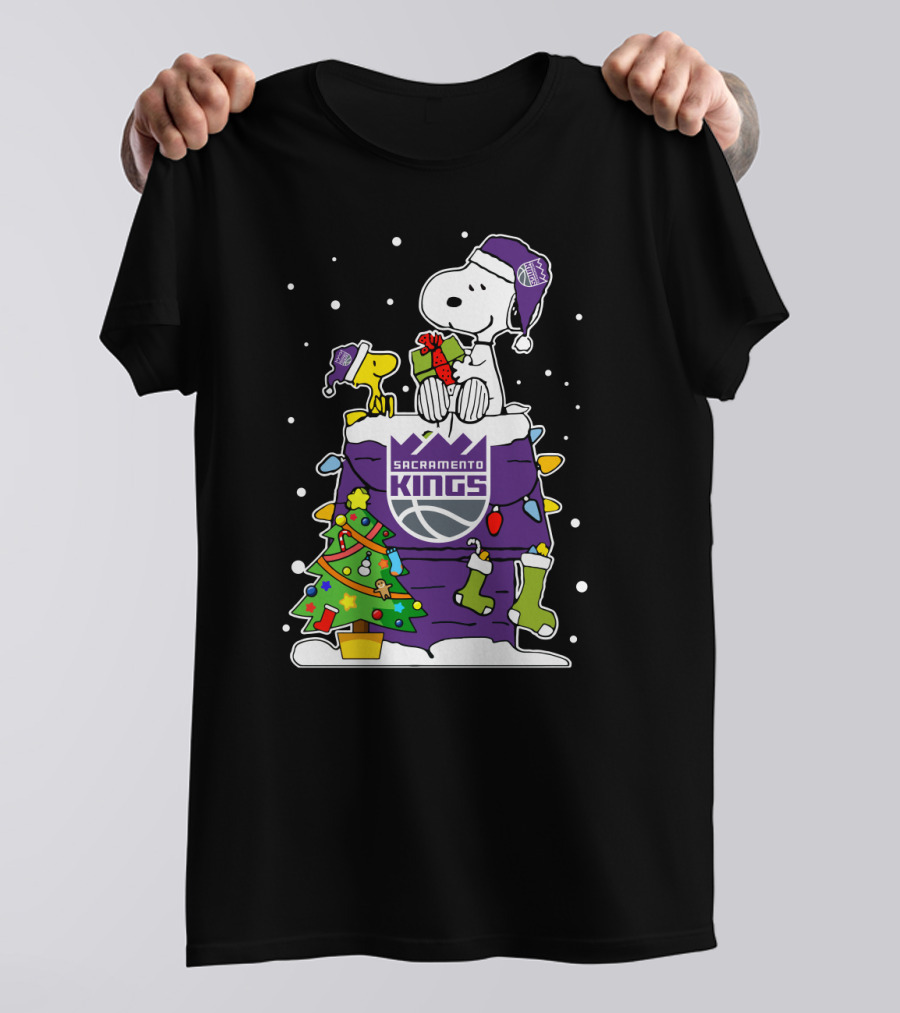 Sacramento Kings Christmas Snoopy And Woodstock Present Fan T-Shirt