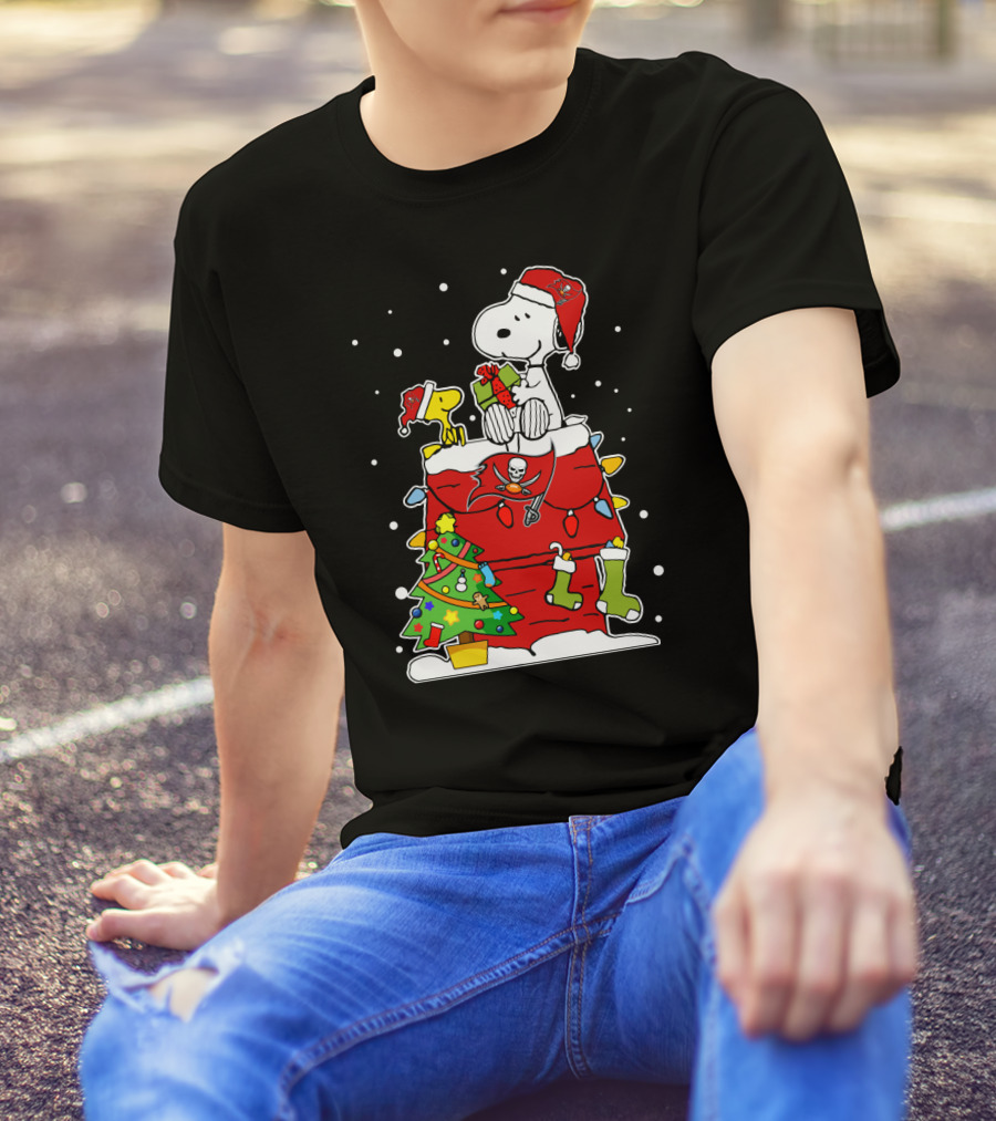 Tampa Bay Buccaneers Snoopy Christmas Santa Hat Holiday Fan Gift T-Shirt