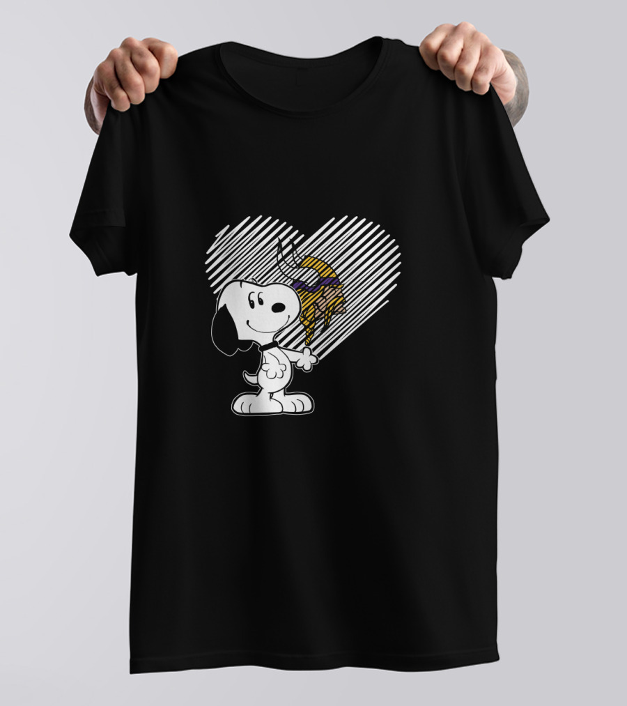 Snoopy Holding Minnesota Vikings Heart For Fans T-Shirt