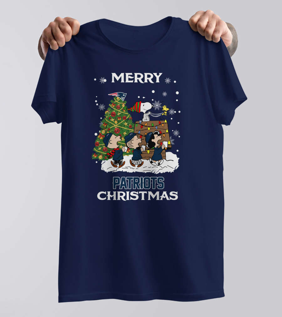 Merry New England Patriots Christmas With Peanuts Characters And Tree T-Shirt