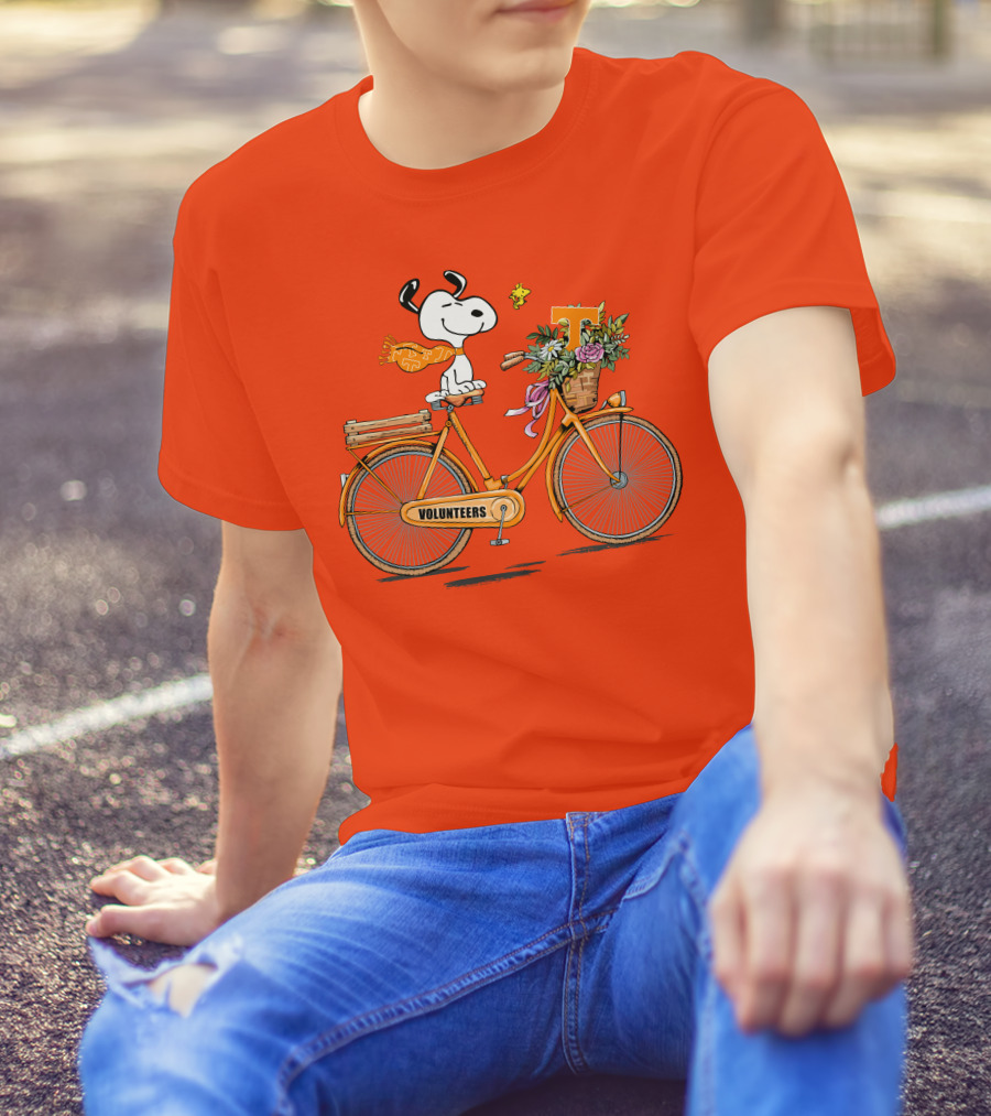 Tennessee Volunteers Snoopy On Bicycle With Flowers And Woodstock T-Shirt
