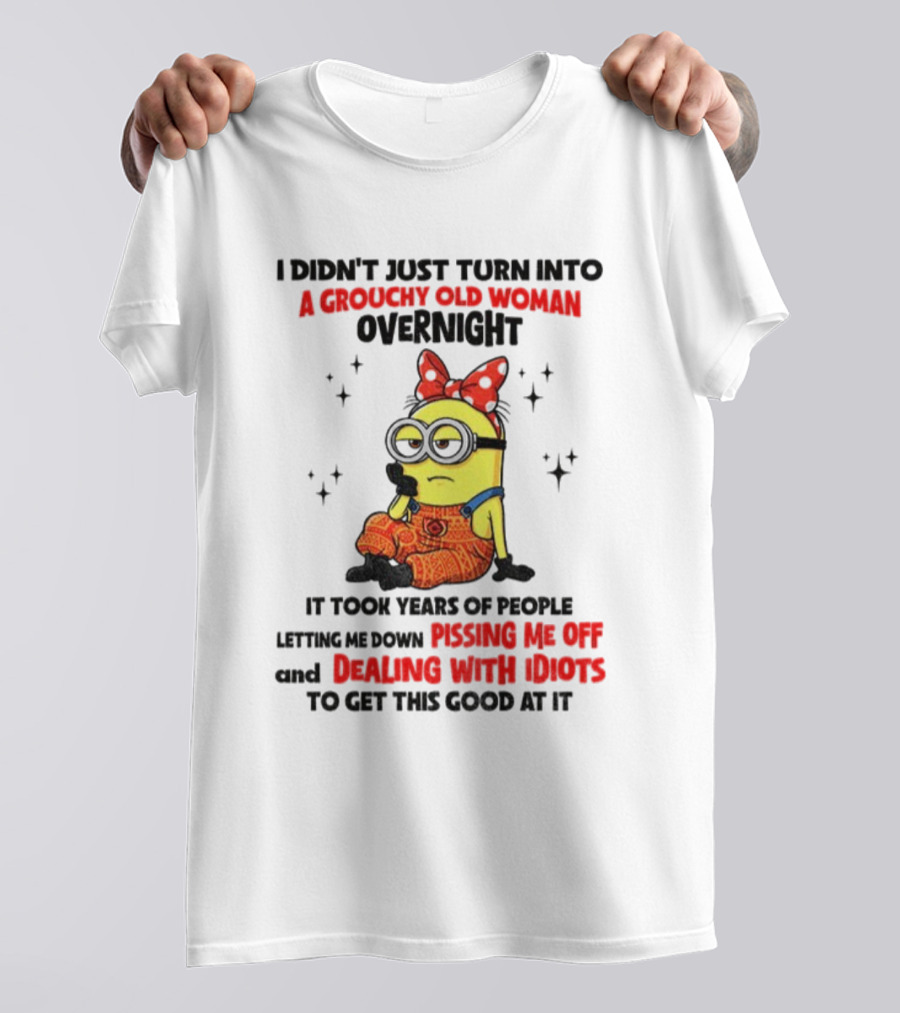 Minion Grouchy Old Woman Pissing Me Off Dealing With Idiots হ হাসির পোস্টার T-Shirt