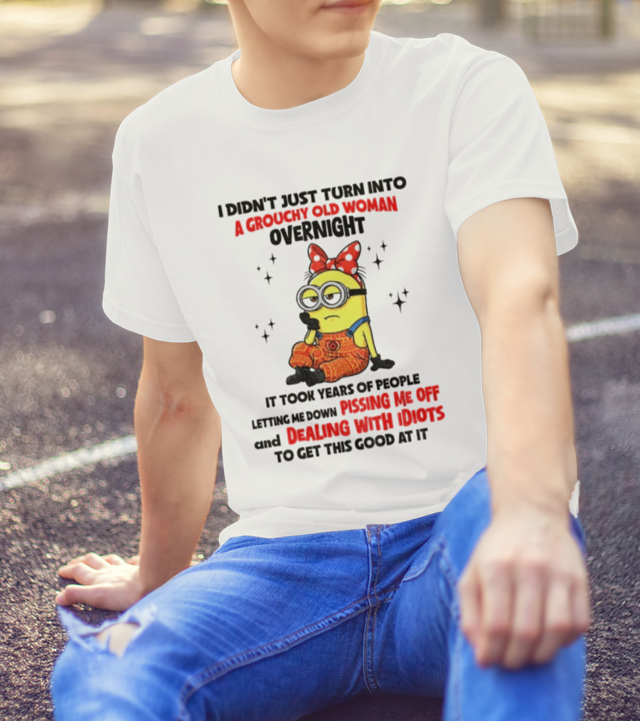 Minion Grouchy Old Woman Pissing Me Off Dealing With Idiots হ হাসির পোস্টার T-Shirt