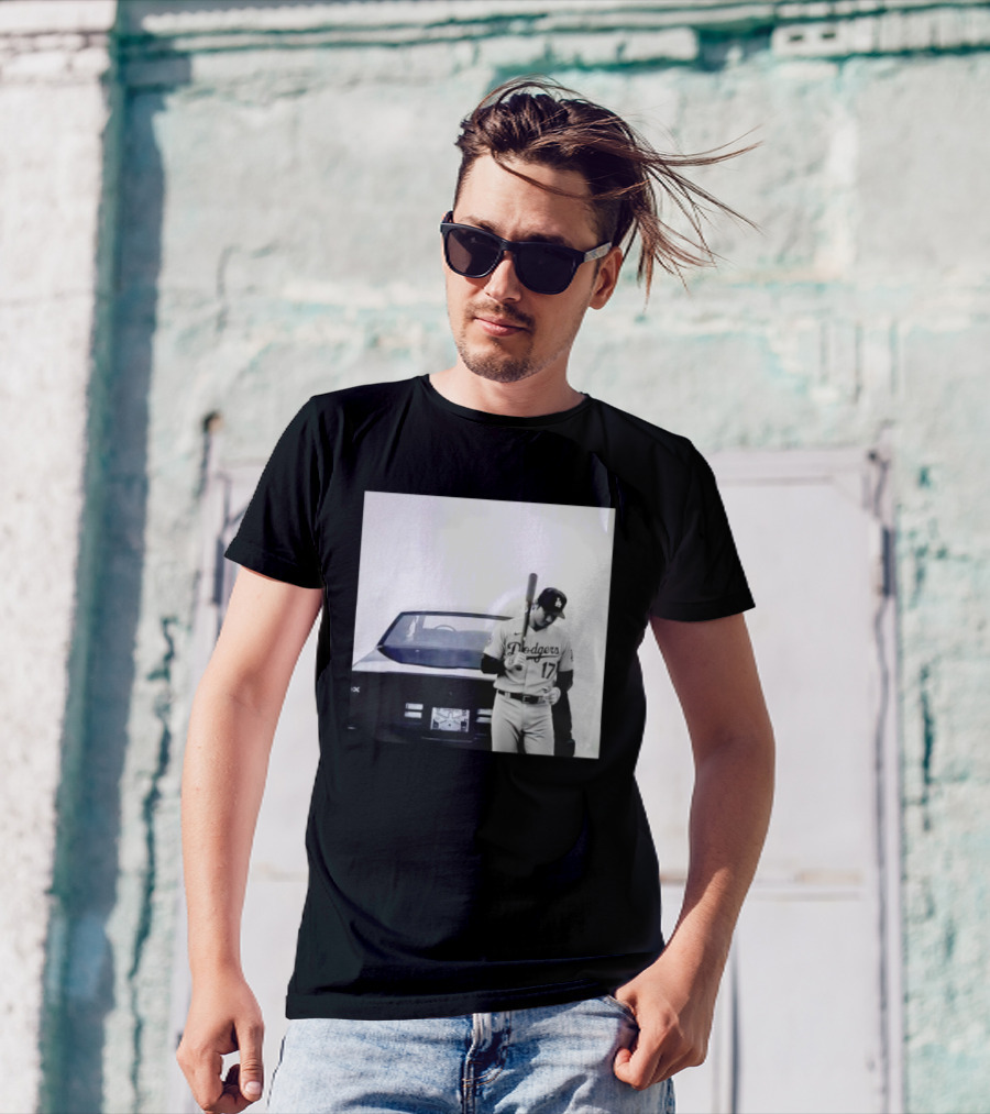 Shohei Ohtani Los Angeles Dodgers Baseball Pose Vintage Car Scene T-Shirt
