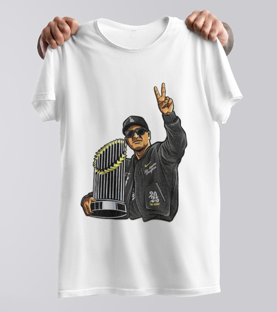 Dave Roberts Los Angeles Dodgers World Series Trophy 2025 Victory Sign T-Shirt