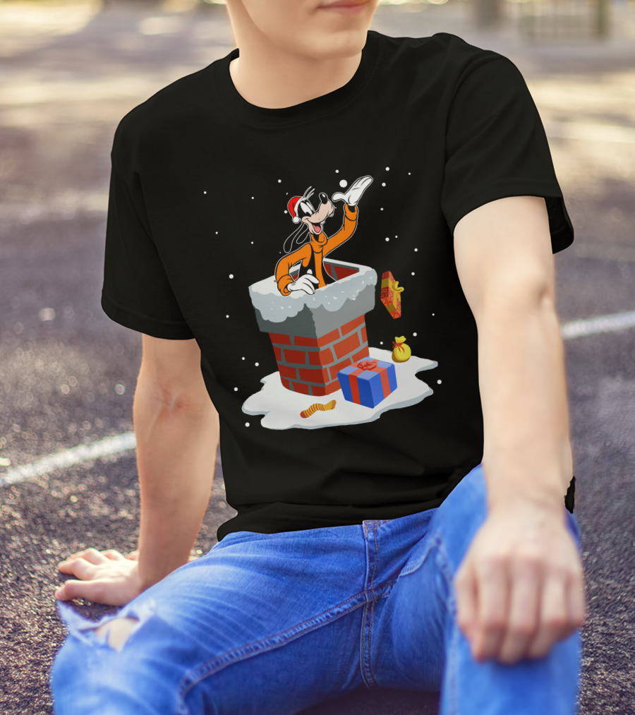 Goofy In Santa Hat Popping Out Of Snowy Chimney With Christmas Gifts T-Shirt