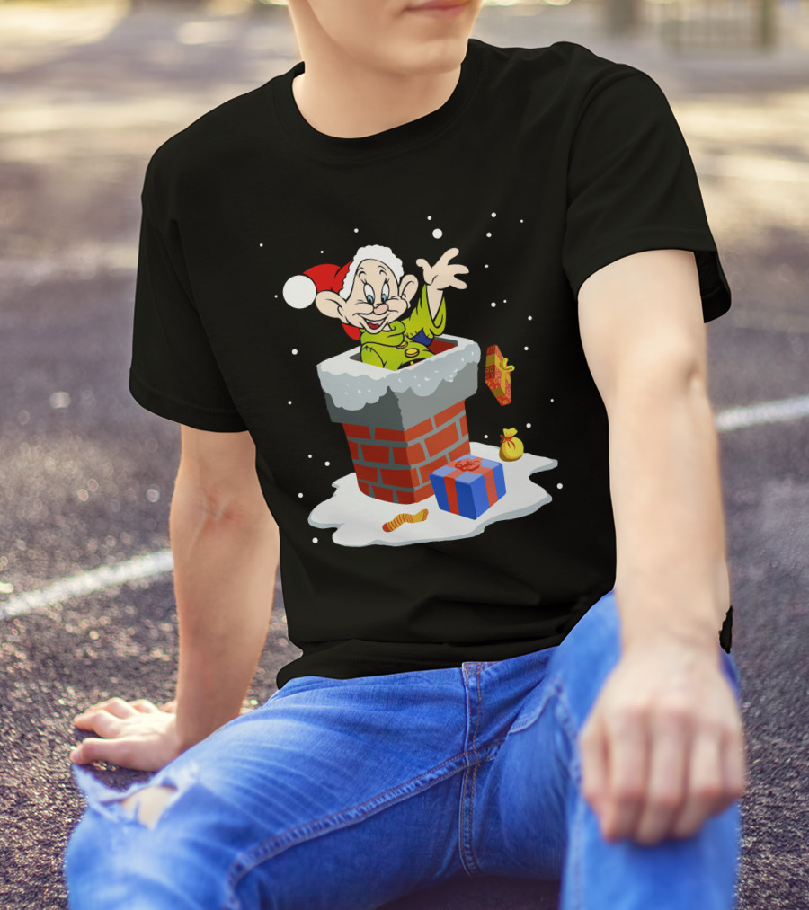 Dopey Santa Chimney Christmas Gifts Snow Scene T-Shirt