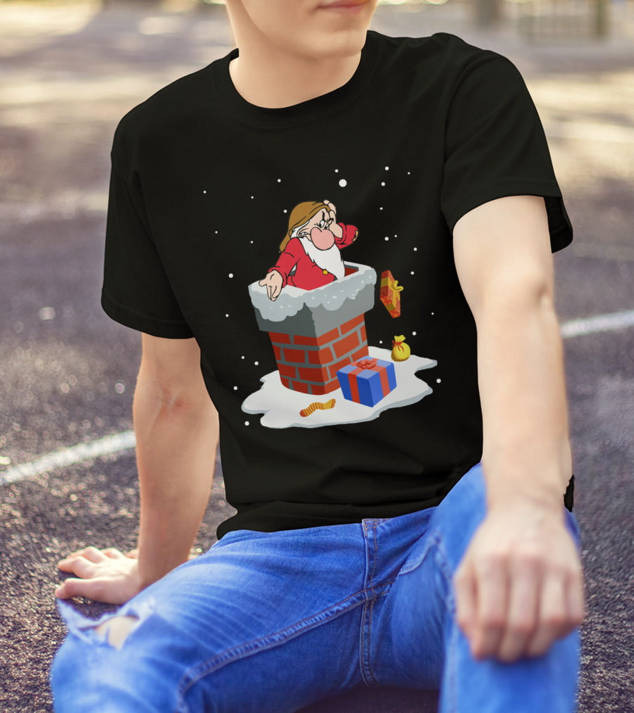 Grumpy Dwarf Stuck In Chimney With Christmas Gifts Snow Scene T-Shirt