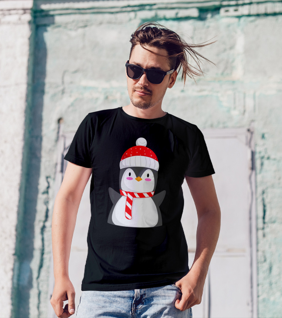 Pinguine Christmas Winter Penguin With Red Snowy Hat And Striped Scarf T-Shirt