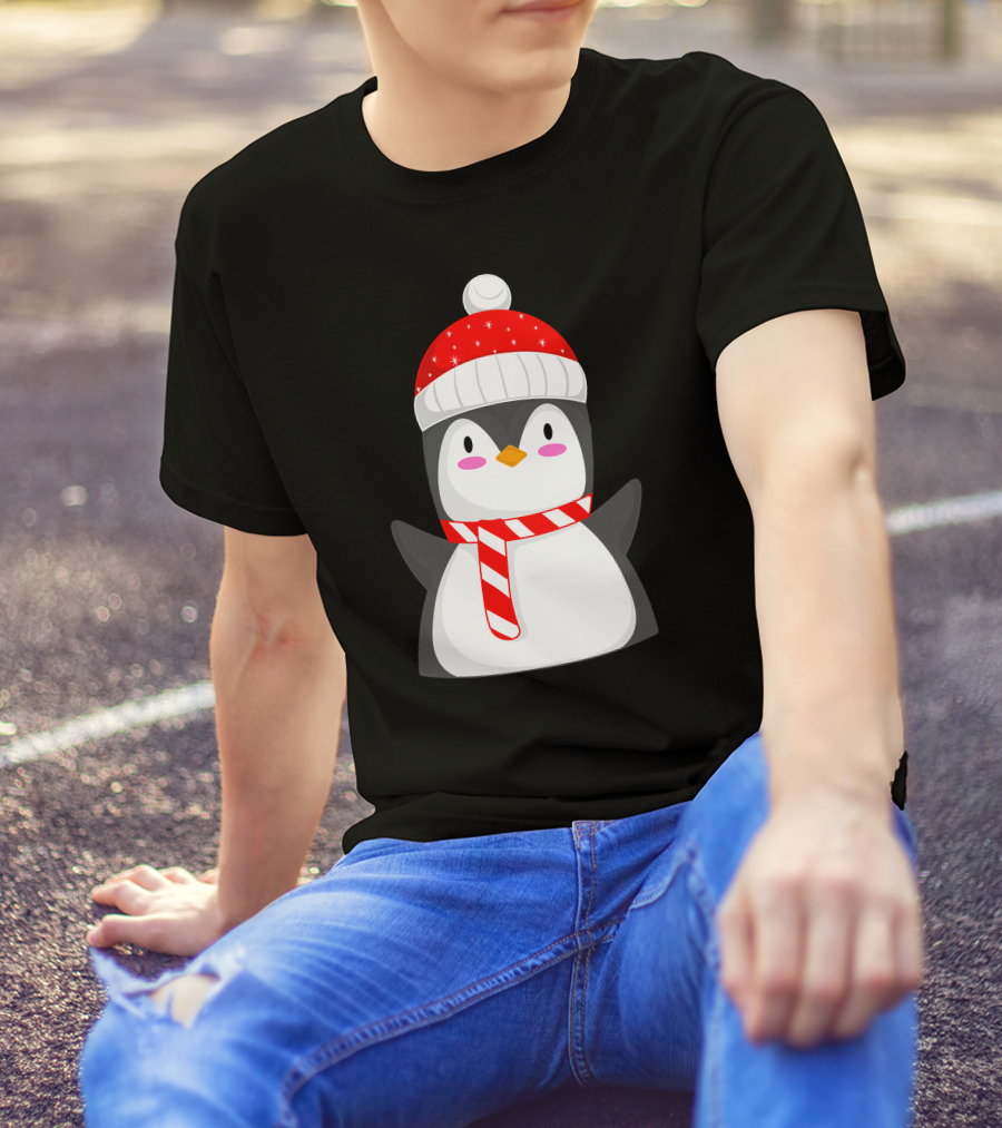Pinguine Christmas Winter Penguin With Red Snowy Hat And Striped Scarf T-Shirt