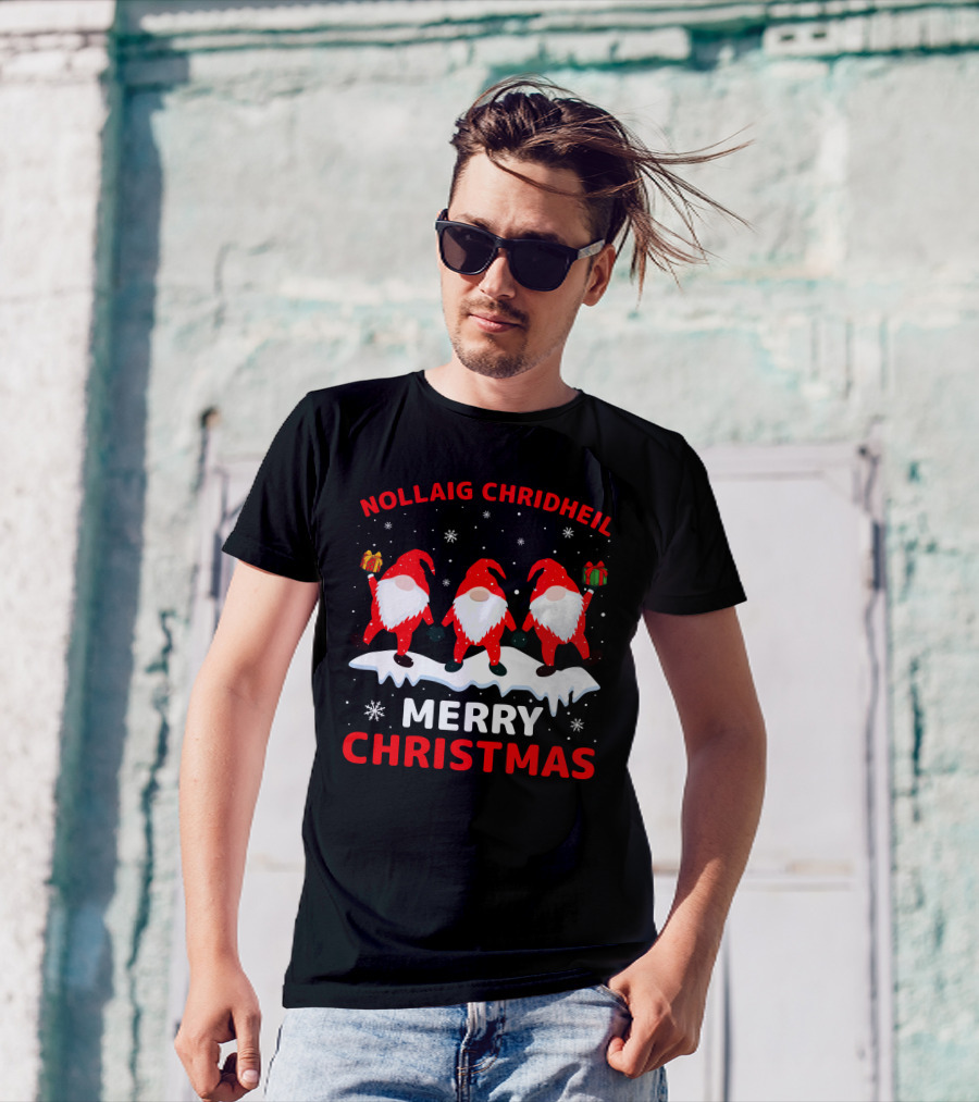 Nollaig Chridheil Merry Christmas Snowy Gnomes With Gifts T-Shirt