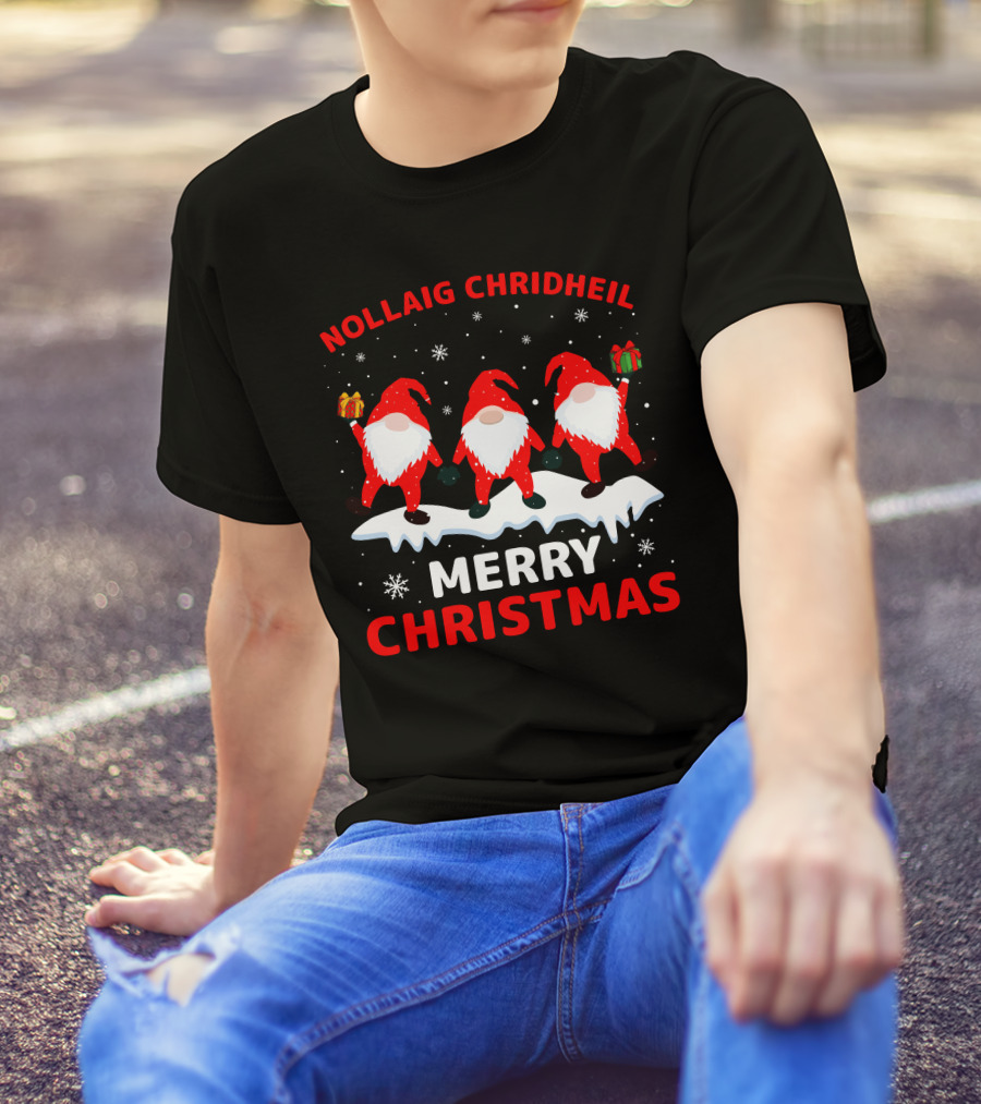 Nollaig Chridheil Merry Christmas Snowy Gnomes With Gifts T-Shirt