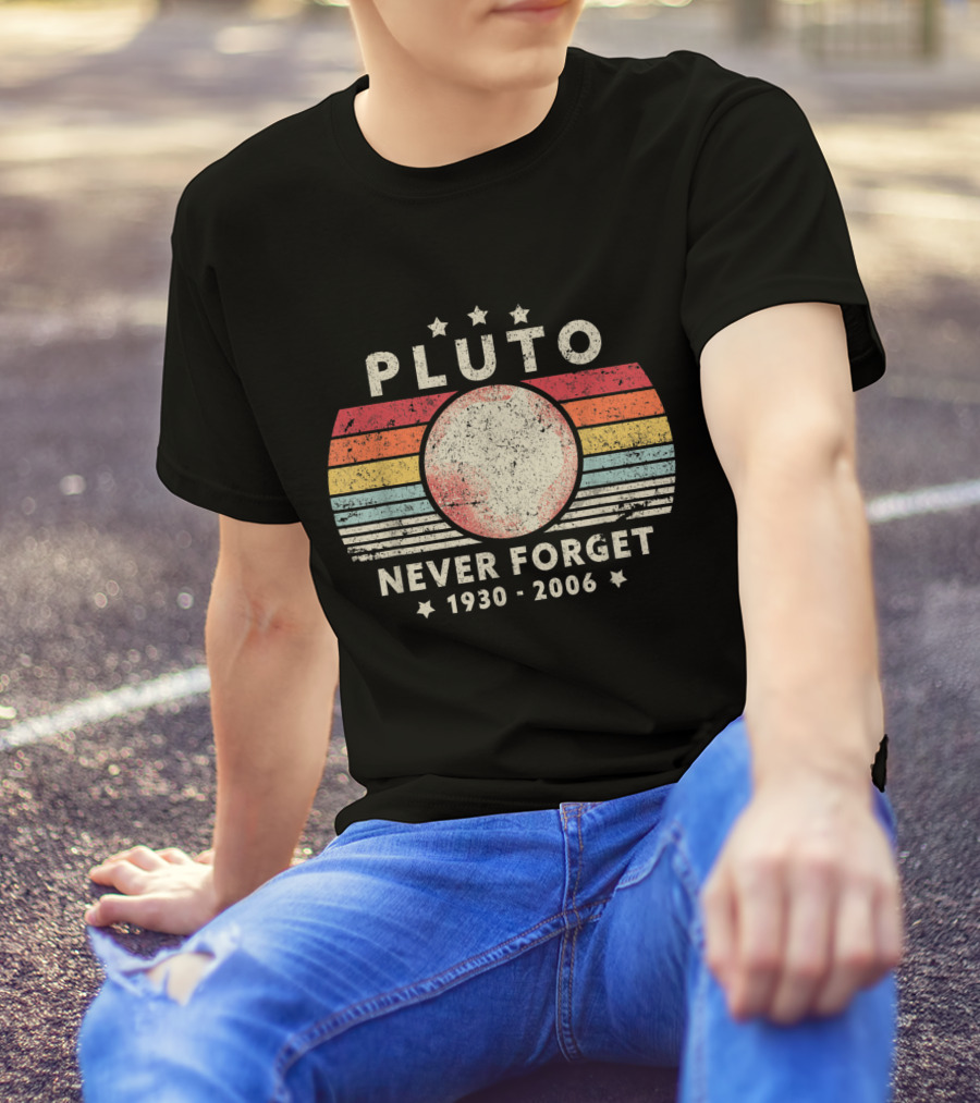 Pluto Never Forget 1930-2006 Retro Style Funny Space Stars T-Shirt