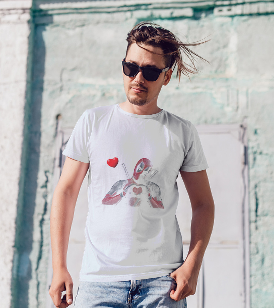 I Bet It Feels Huge In This Hand Deadpool Heart Emoji T-Shirt