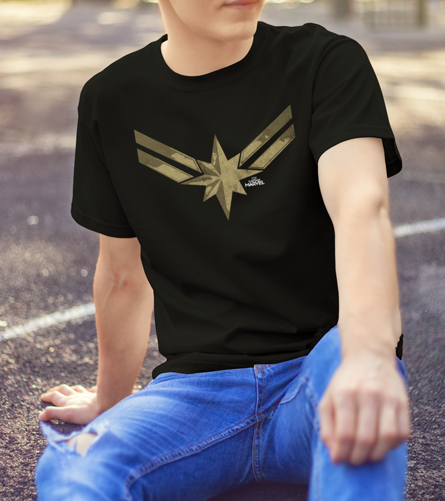Captain Marvel Simple Gold Star Emblem With Subtle Shadow T-Shirt
