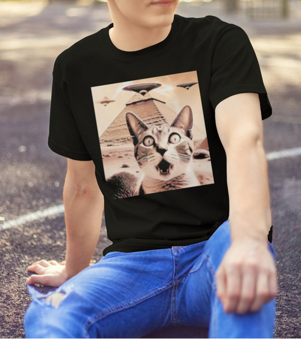 Funny Cat UFO Encounter At Egypt Pyramids T-Shirt