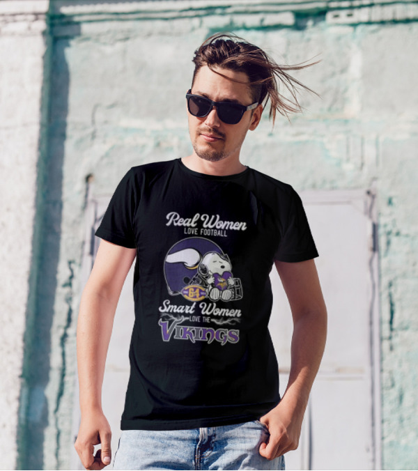 Snoopy Real Women Love Football Smart Women Love The Vikings T-Shirt