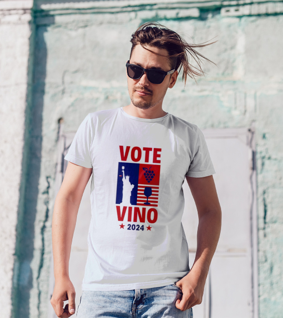 VOTE VINO 2024 Statue Liberty Grapes Wine Glass American Flag T-Shirt