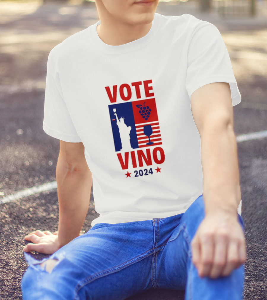 VOTE VINO 2024 Statue Liberty Grapes Wine Glass American Flag T-Shirt
