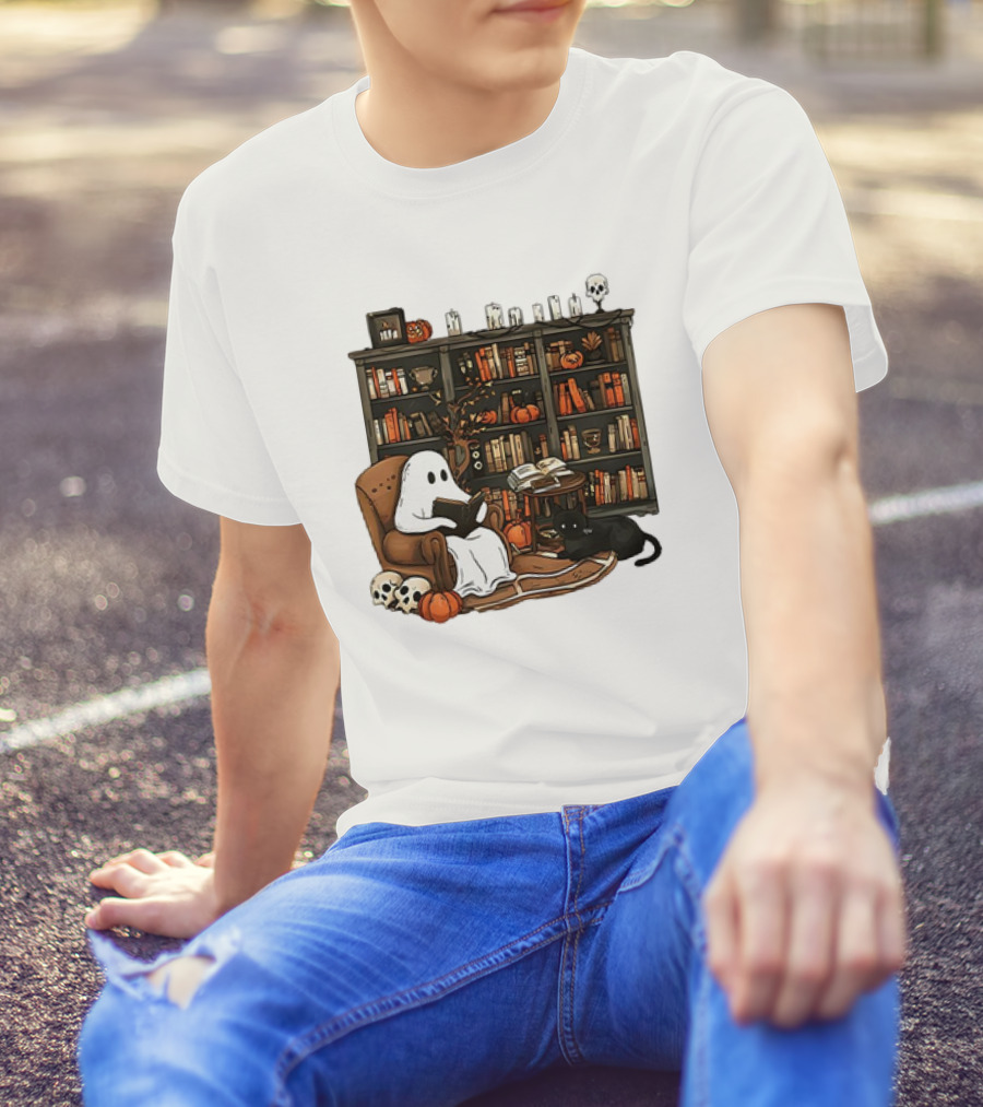 Ghost Reading Books With Black Cat And Pumpkins Retro Halloween Library T-Shirt