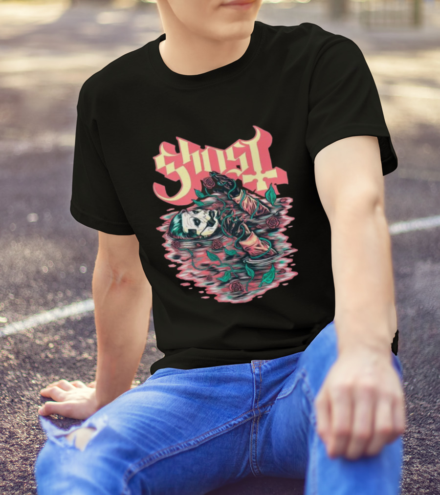 Ghost Pre-Raphaelite Art Nouveau Illustration With Roses T-Shirt