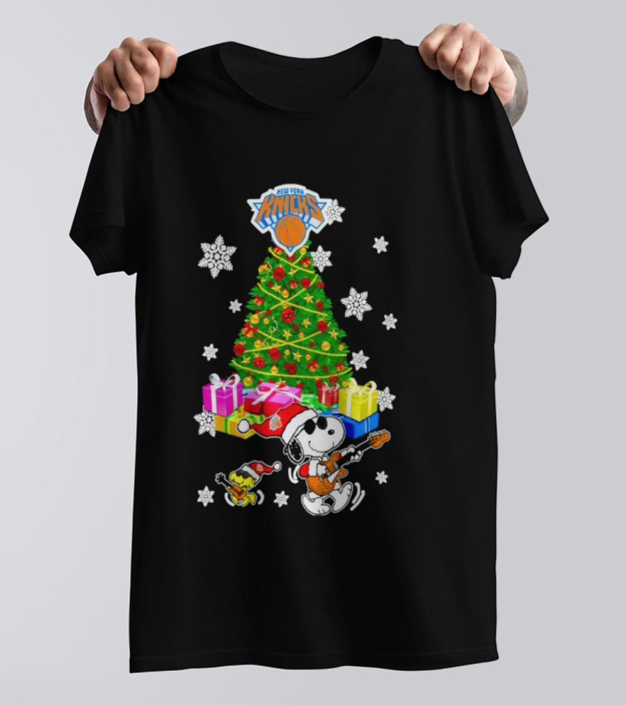 New York Knicks Snoopy Woodstock Christmas Tree Gifts Snowflakes T-Shirt