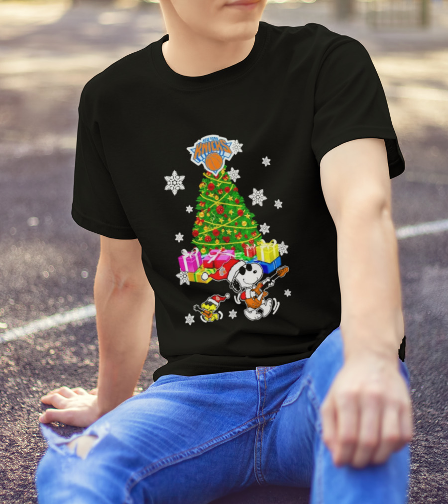 New York Knicks Snoopy Woodstock Christmas Tree Gifts Snowflakes T-Shirt