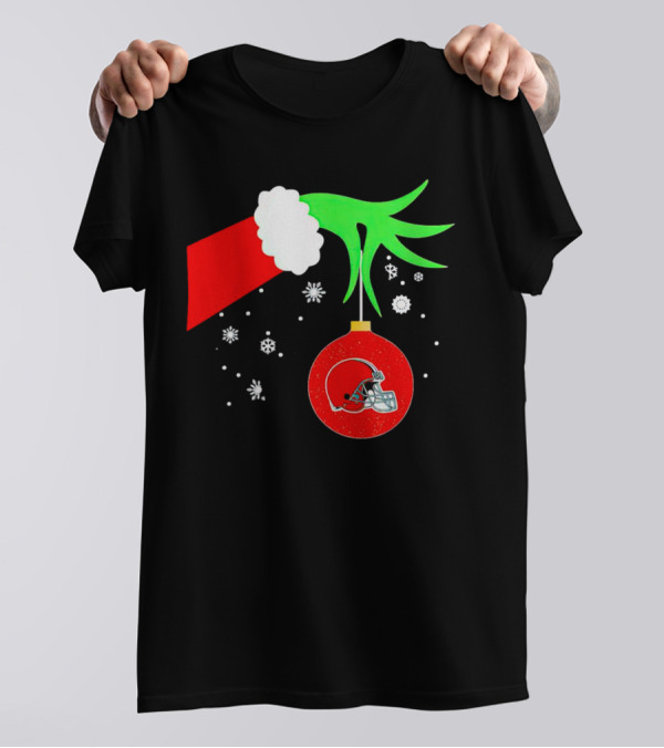 The Grinch Holding Cleveland Browns Ornament With Snowflakes T-Shirt