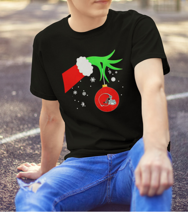 The Grinch Holding Cleveland Browns Ornament With Snowflakes T-Shirt