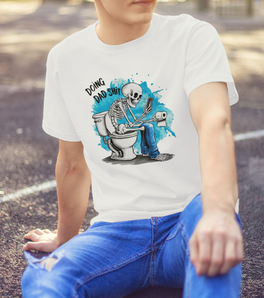Skeleton Doing Dad Shit On Toilet With Phone And Toilet Paper T-Shirt