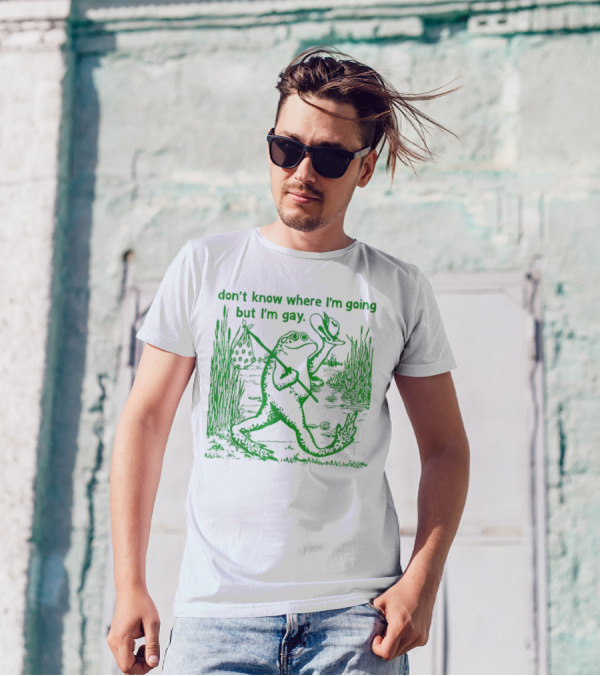 Don't Know Where I'm Going But I'm Gay Frog Carrying Bag And Hat In Nature Scene T-Shirt