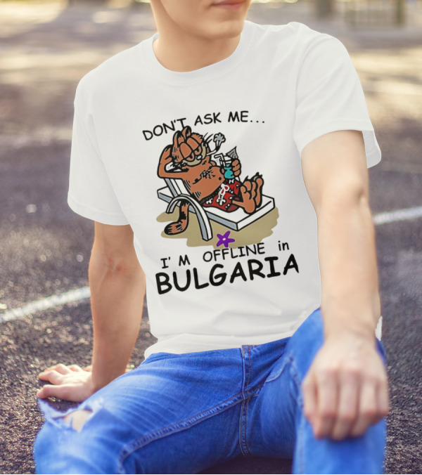 Garfield Relaxing Don't Ask Me I'm Offline In Bulgaria Holiday Mood T-Shirt