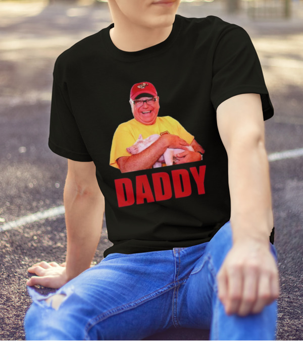 DADDY Hugging Pig Tim Walz Cap T-Shirt
