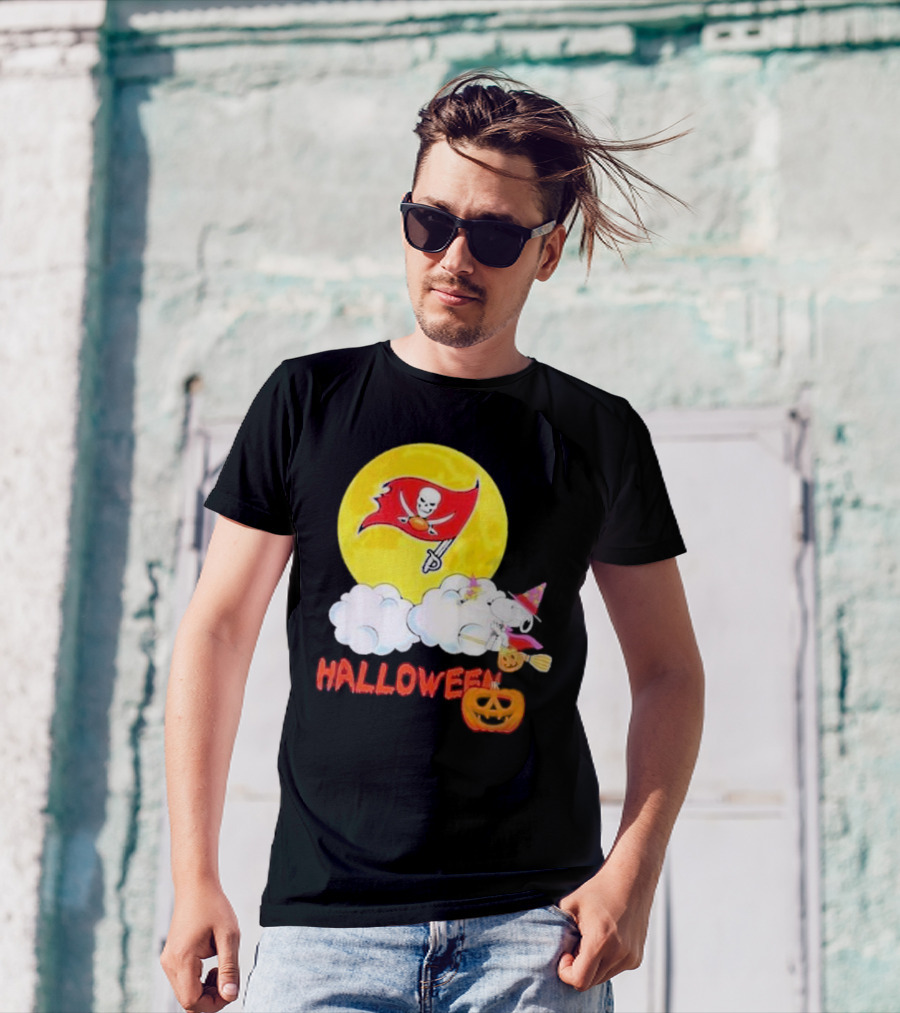 Tampa Bay Buccaneers Halloween Snoopy Witch Moon Pumpkin T-Shirt
