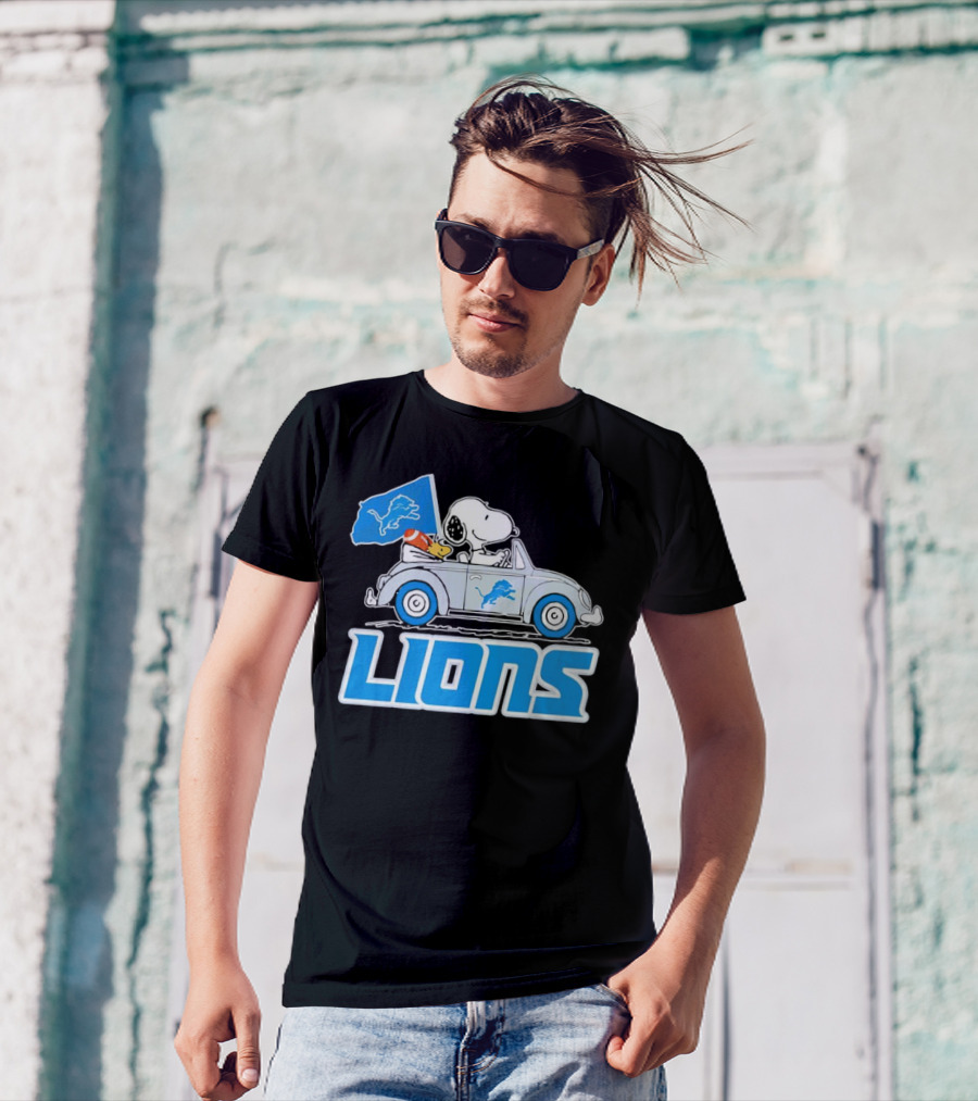 Snoopy And Woodstock In Car With Detroit Lions Flag T-Shirt