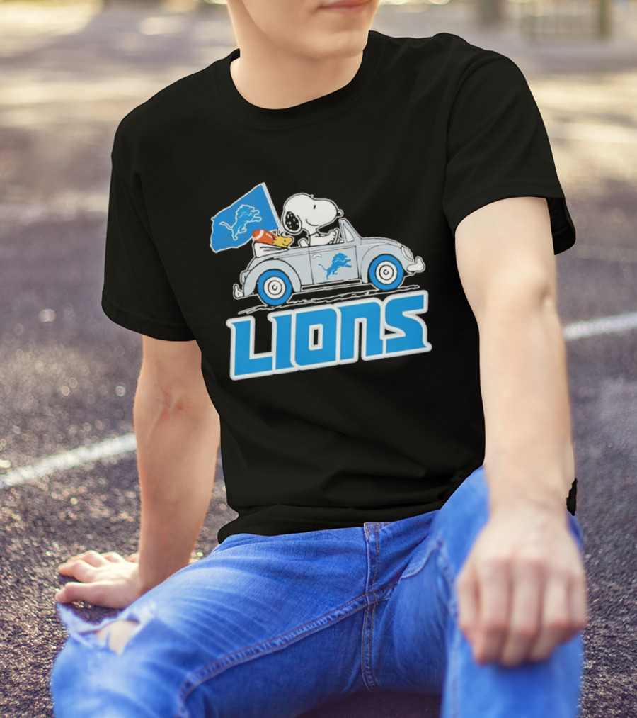 Snoopy And Woodstock In Car With Detroit Lions Flag T-Shirt