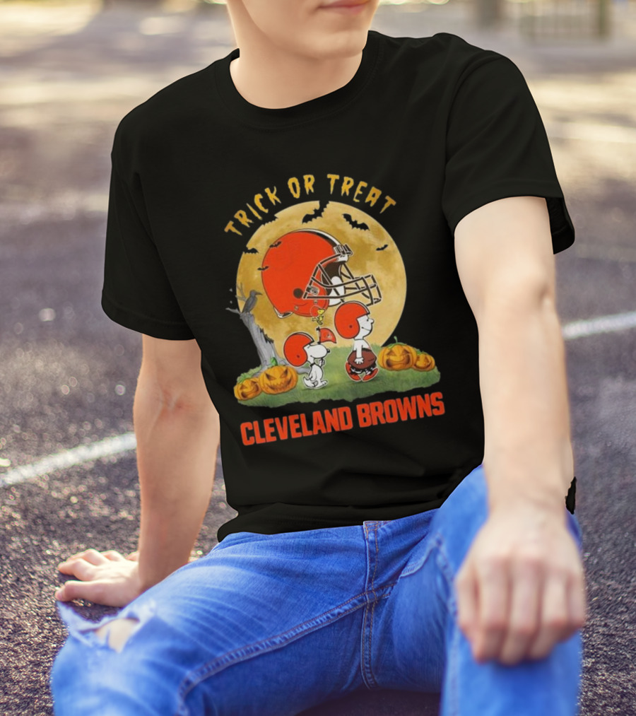 Trick Or Treat Cleveland Browns Halloween 2024 Peanuts Football Helmet Pumpkins T-Shirt