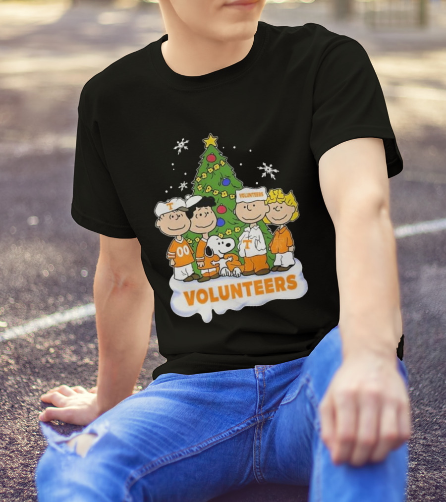 Tennessee Volunteers Snoopy And Friends Christmas Tree T-Shirt