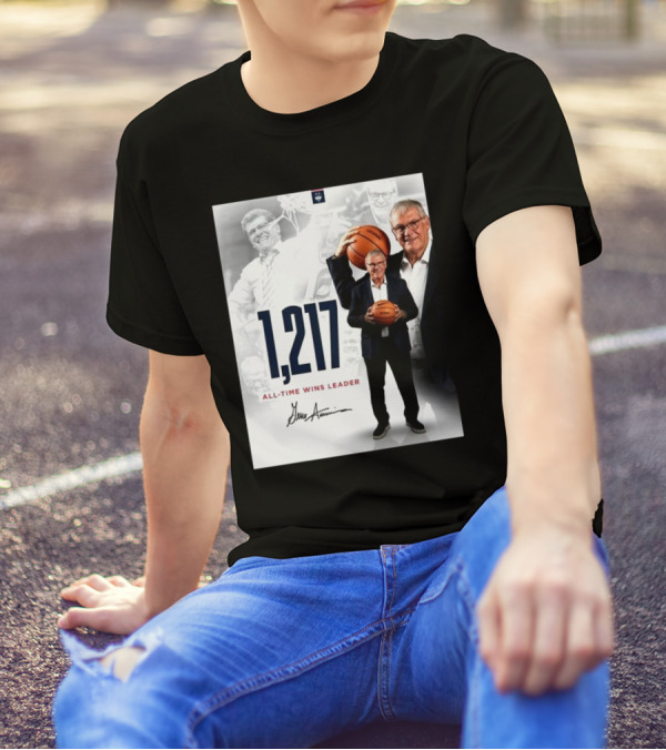 1,217 All-Time Wins Leader Geno Auriemma Signature Image T-Shirt