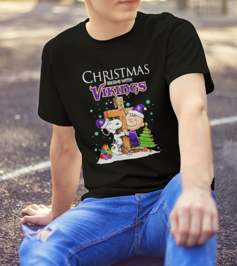 Christmas Begins With Minnesota Vikings Charlie Brown Snoopy Hug Cross T-Shirt
