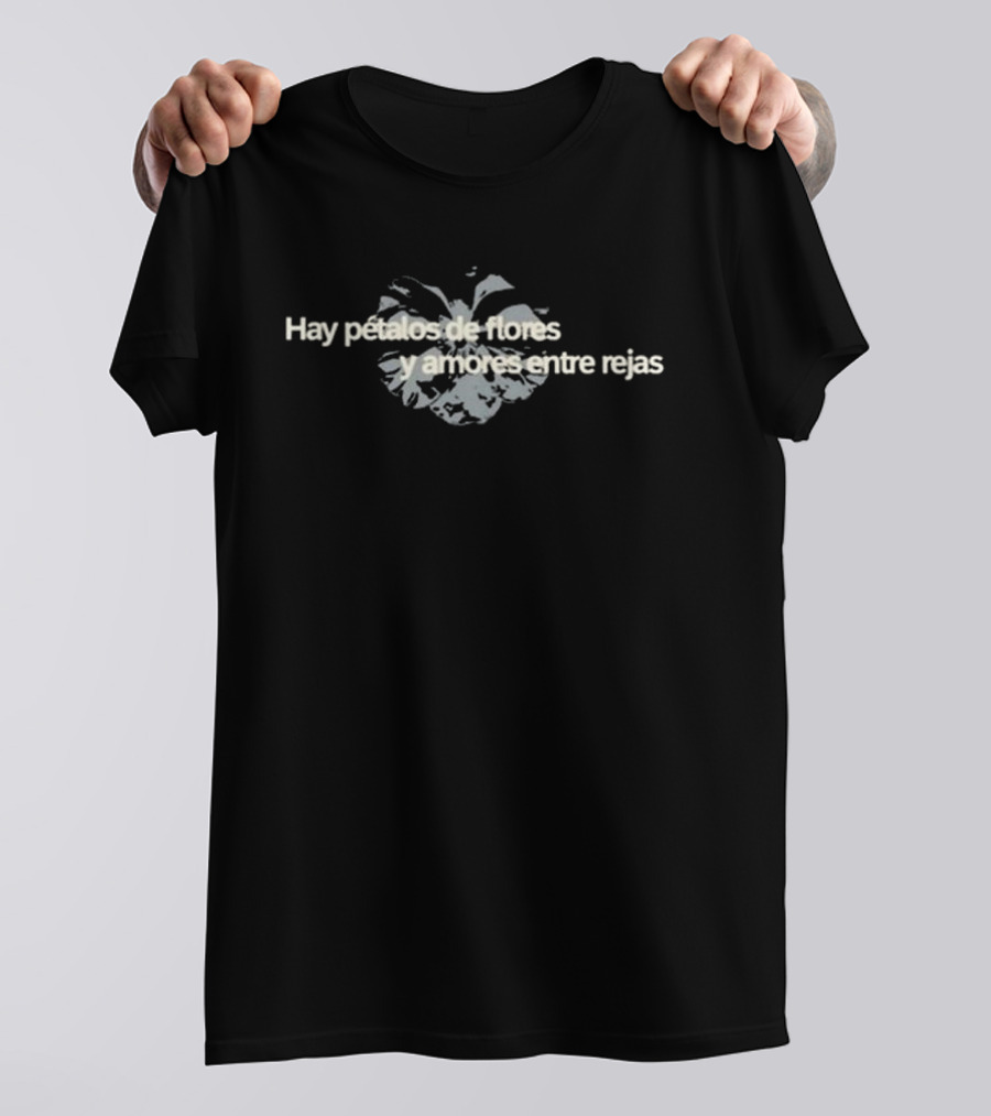 Hay Pétalos De Flores Y Amores Entre Rejas Flor Blanca T-Shirt