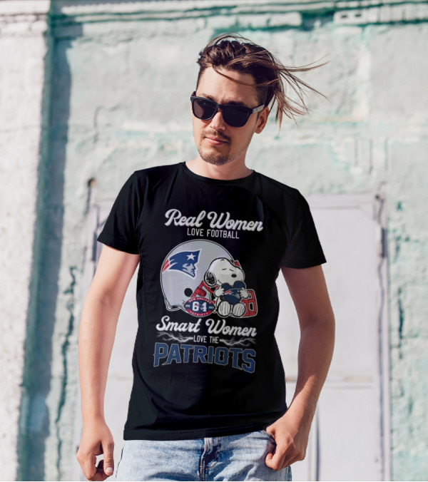 Real Women Love Football Smart Women Love The Patriots Snoopy Patriots Helmet T-Shirt