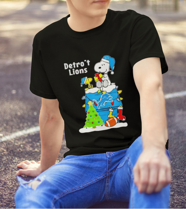 Snoopy And Woodstock Detroit Lions Christmas Igloo With Football And Tree T-Shirt