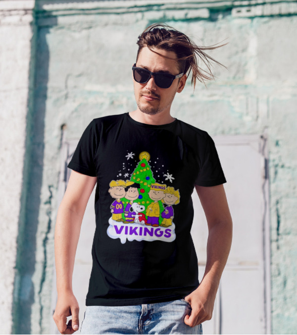 Minnesota Vikings Peanuts Characters Christmas Tree T-Shirt