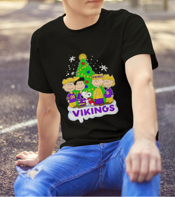 Minnesota Vikings Peanuts Characters Christmas Tree T-Shirt