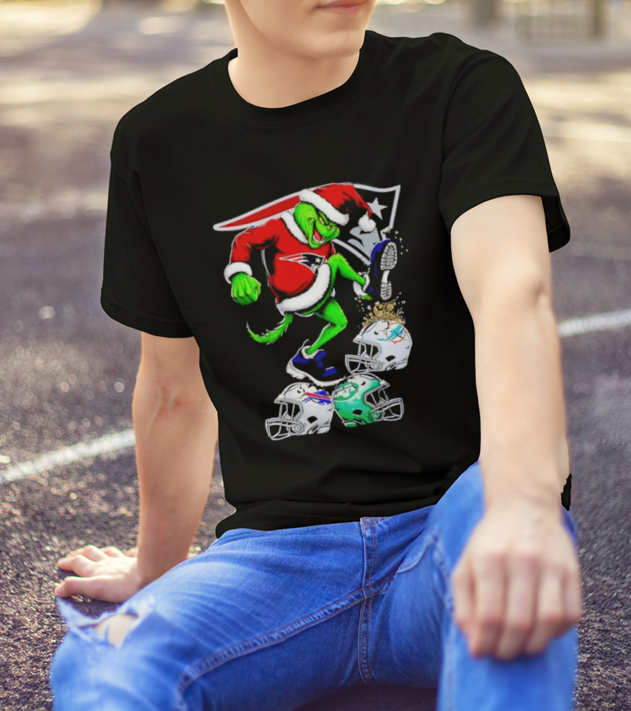 New England Patriots Santa Grinch Stomp On NFL Team Helmets Funny Christmas T-Shirt