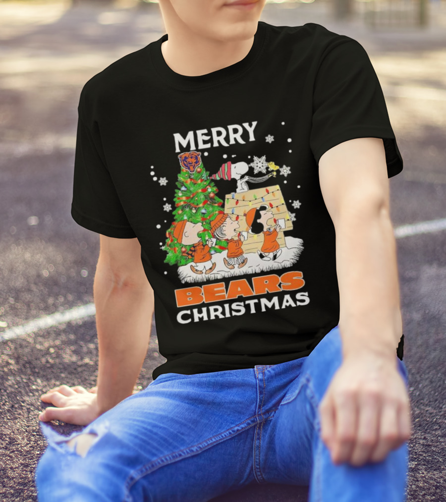 Peanuts Christmas Chicago Bears Merry Holiday Scene T-Shirt