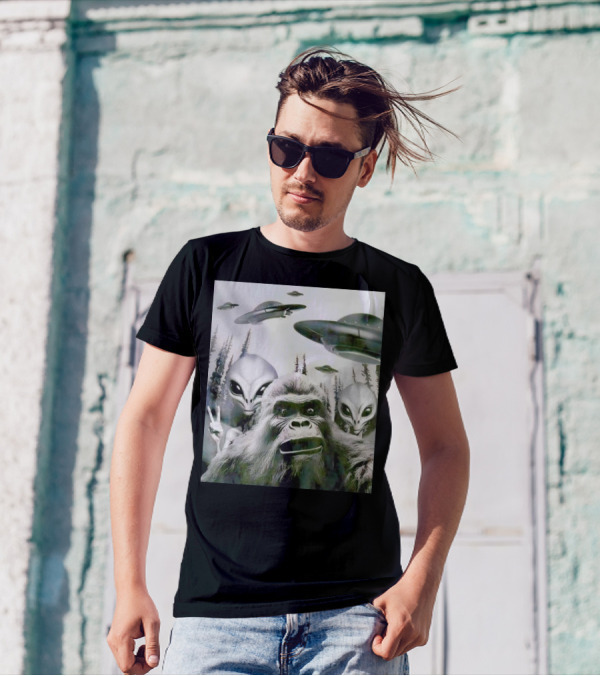 Bigfoot Aliens Selfie UFO Forest Adventure T-Shirt